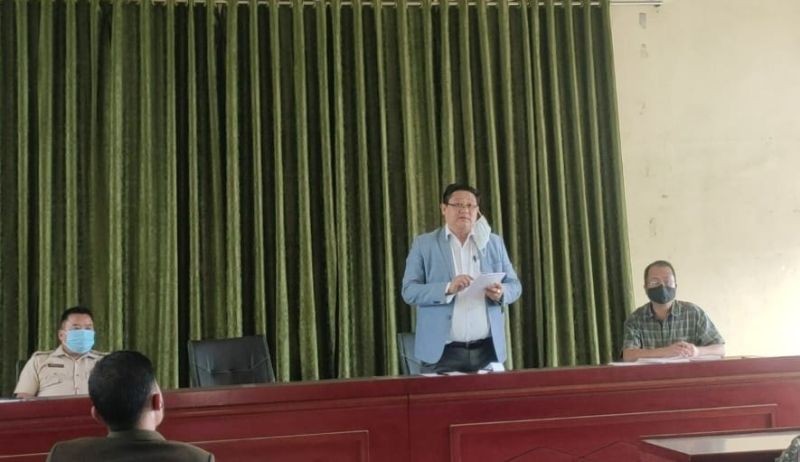 DC Kiphire Wati Aier chairing the District Task Force meeting held at DC’s Conference Hall on April 20. (Morung Photo)